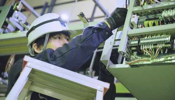 メンテナンスする男性社員