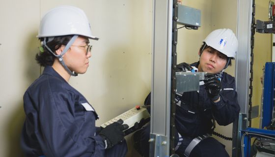 メンテナンスする男性社員