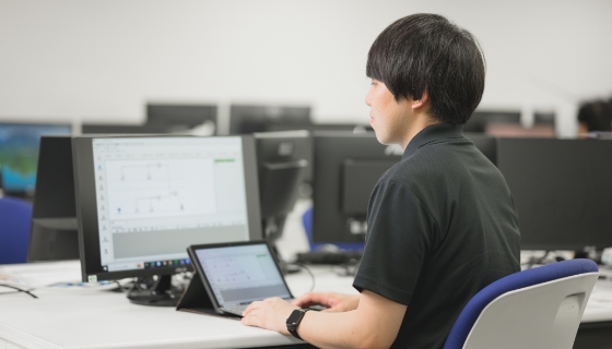 事務作業する男性社員