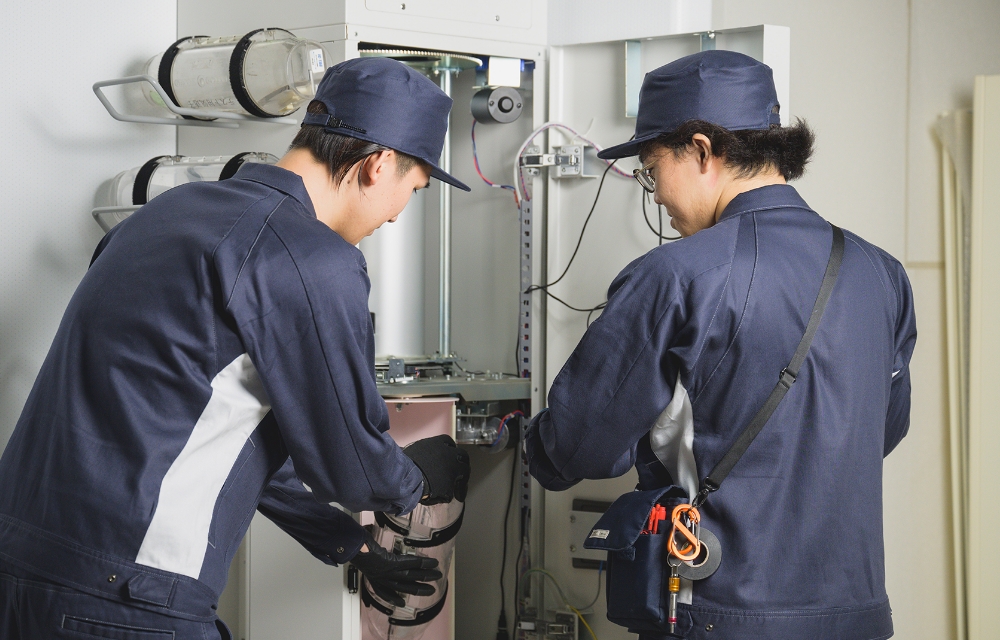メンテナンスする男性社員