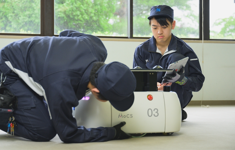 メンテナンスする男性社員