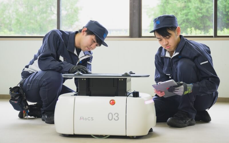 メンテナンスする男性社員2名