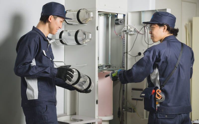 メンテナンスする男性社員2名
