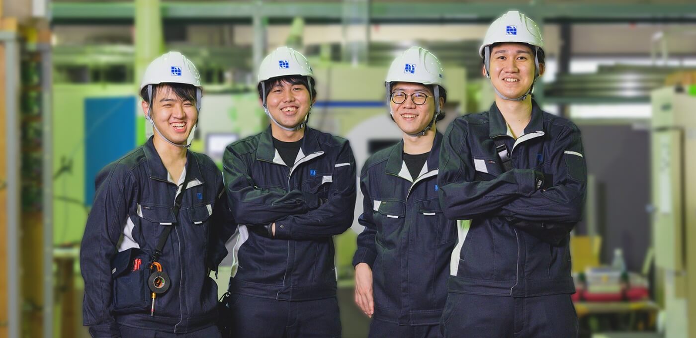 笑顔の社員4名